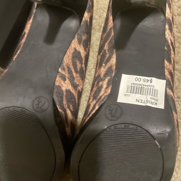 Must have!!!! Women’s size 7.5 leopard peek toe heels - Picture 4 of 4